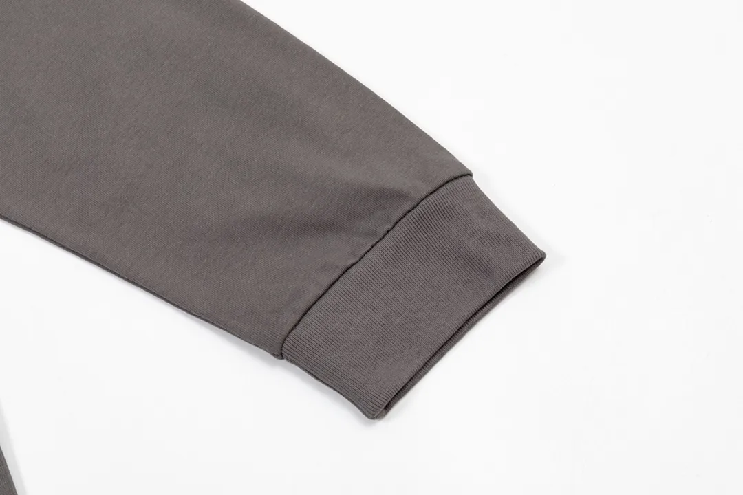 P200 CHROME HEARTS LoGo is fashionable and elegant, with a dropped shoulder style. The fabric is made of 26s double-yarn combed cotton compact spinning yarn with a weight of 280. It is matched with 1*1 Salona rib. The fabric is fermented and has a loose fit. Color: dark gray size: S～XXL
